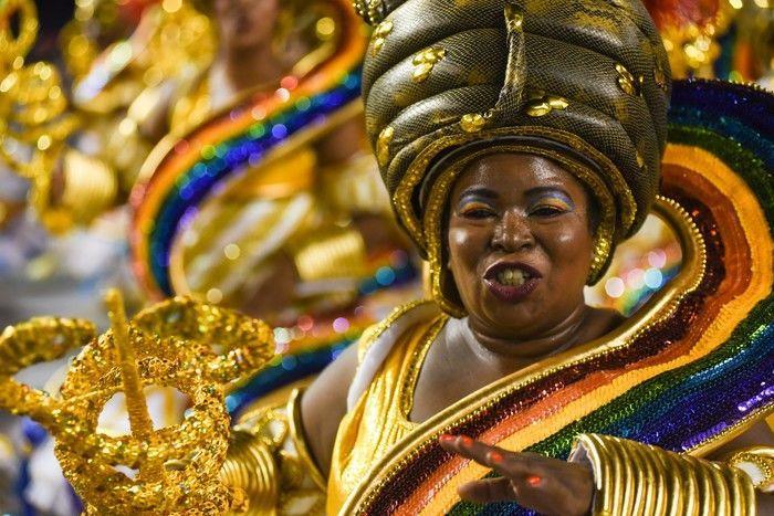Desfile da escola Vai-Vai, que homenageia o candomblé no Sambódromo do Anhembi