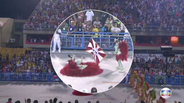 A primeira porta-bandeira caiu durante o desfile e teve de ser retirada