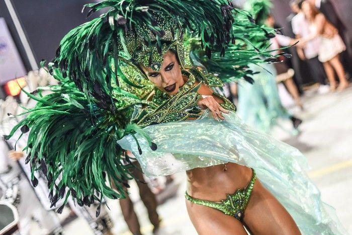 Cacau Colucci desfila pela Dragões da Rea