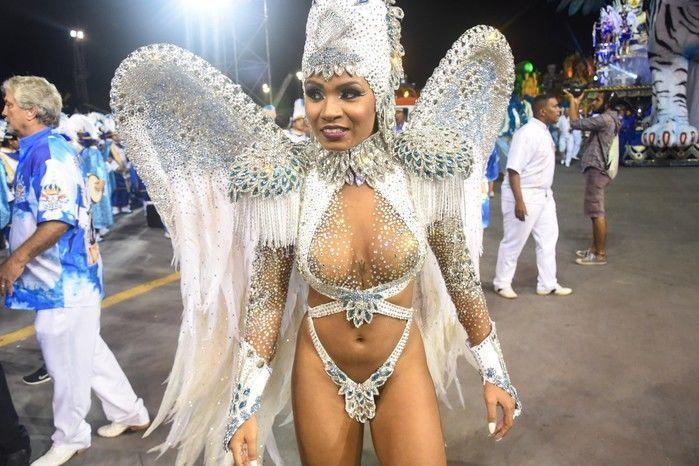 Valeska Reis é a rainha de bateria da Império da Casa Verde