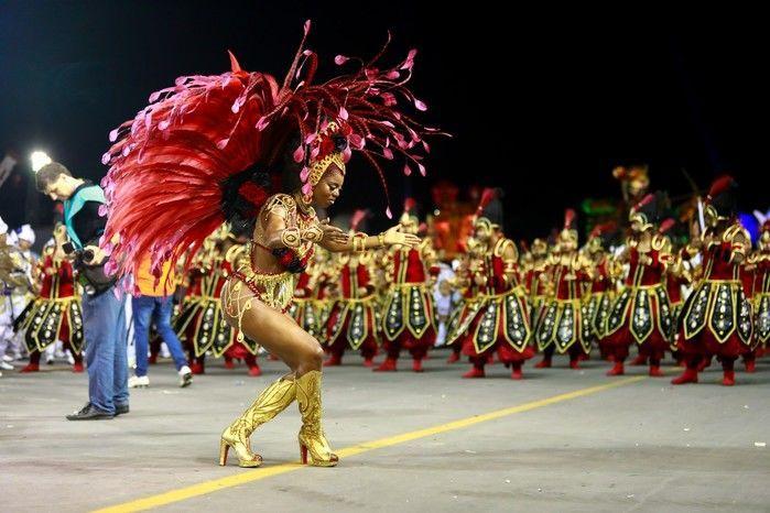 Integrante da escola Vai-Vai, que homenageou o candomblé no Sambódromo do Anhembi