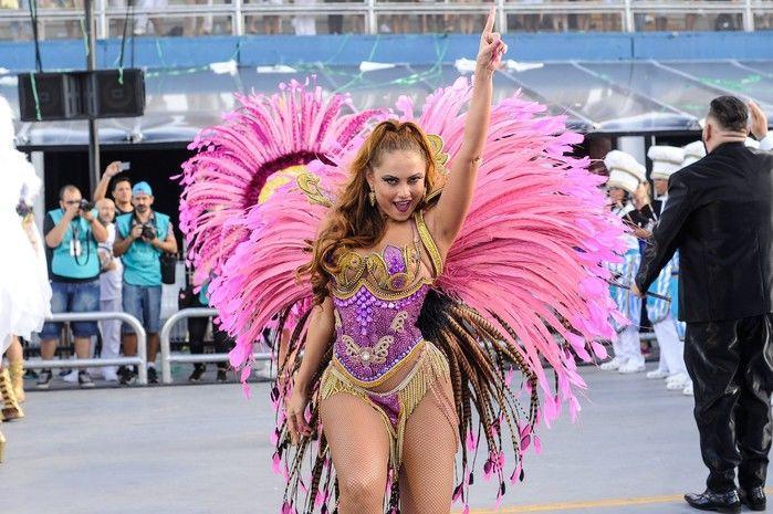 Ellen Rocche, rainha de bateria da Rosas de Ouro