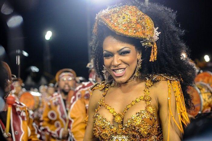 Simone Sampaio é a rainha de bateria da Dragões da Real