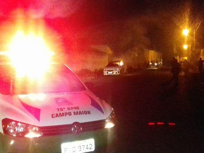 Carro ficou parcialmente destruído (Crédito: Reprodução)