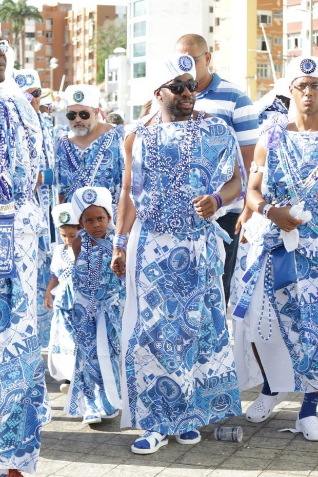Lázaro Ramos e o filho, João Vicente, no bloco Filhos de Gandhy, em Salvador (Crédito: Reprodução)