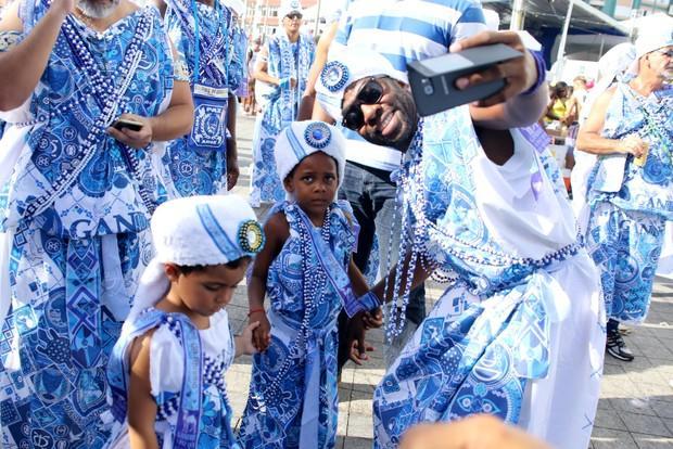 Lázaro Ramos e o filho, João Vicente, no bloco Filhos de Gandhy, em Salvador (Crédito: Reprodução)
