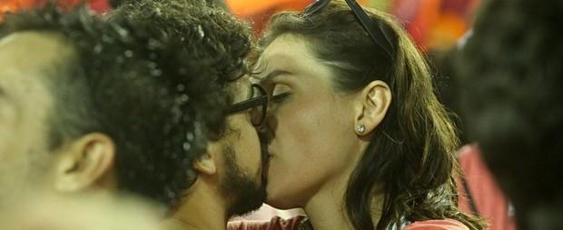 Monica Iozzi é clicada beijando muito em camarote da Sapucaí