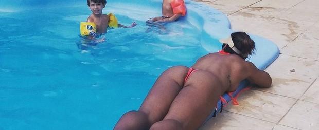 Priscila Pires mostra corpão em feriado em família