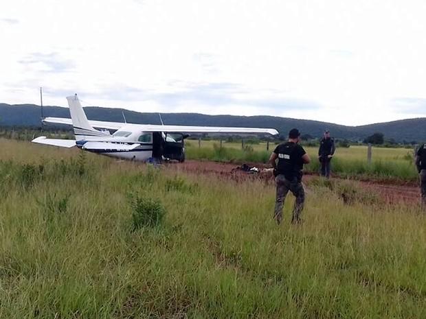 Avião que saiu da Bolívia com 300 kg de droga é interceptado