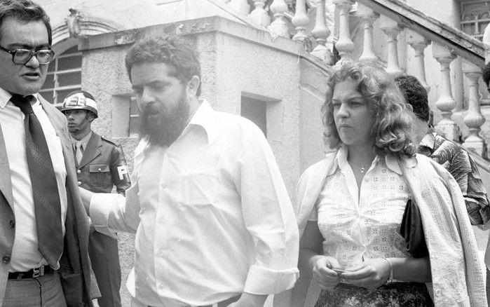 Marisa Letícia é vista ao lado de Lula ao deixar o prédio da Auditoria da Justiça Milita