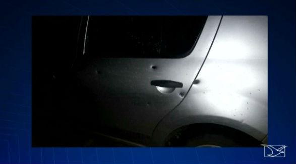 Veículo da policial atingido por vários tiros