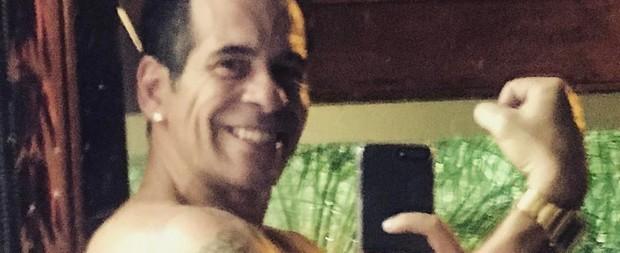 Leandro Hassum posa sem camisa e mostra corpo malhado