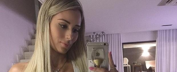 Letícia Santiago exibe microbarriga na reta final da gravidez