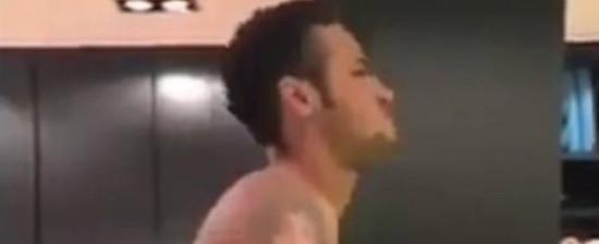 Neymar malha de cueca enquanto Bruna Marquezine mexe no celular