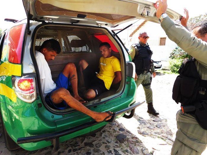 Polícia prende dupla em motocicleta com CNH falsa e droga