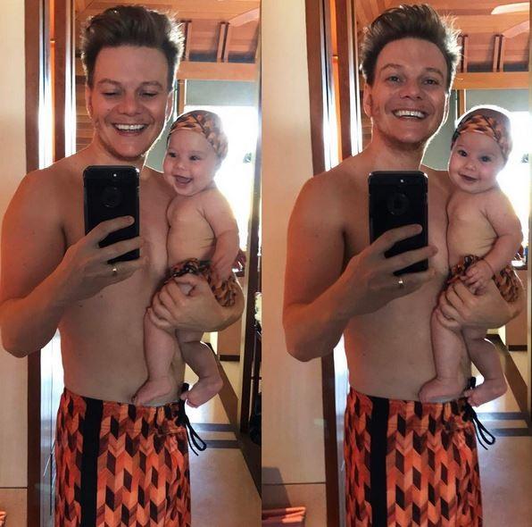 Michel Teló posta foto de look combinando com a filha