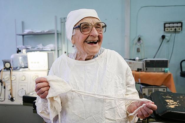 Idosa de 89 anos é considerada a cirurgiã mais velha do mundo