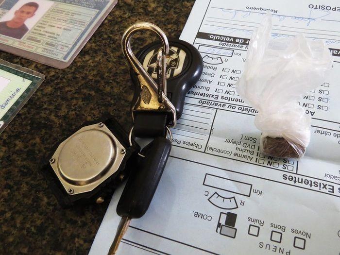 Polícia prende dupla em motocicleta com CNH falsa e droga