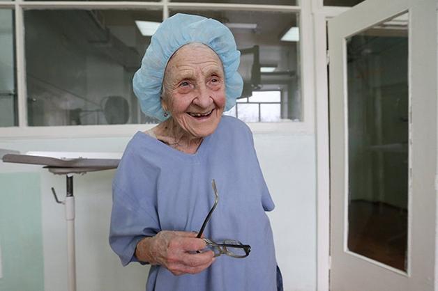 Idosa de 89 anos é considerada a cirurgiã mais velha do mundo
