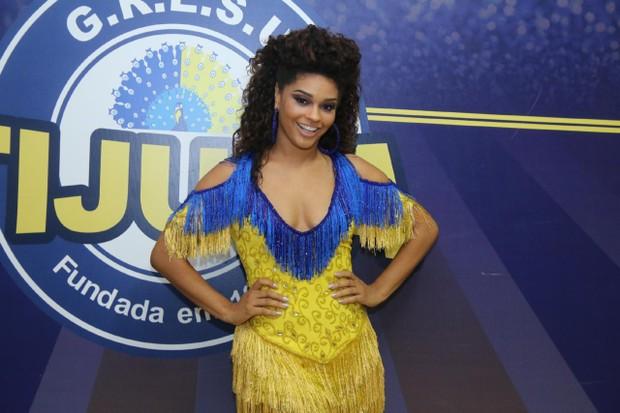 Juliana Alves esbanja boa forma no ensaio da Unidos da Tijuca