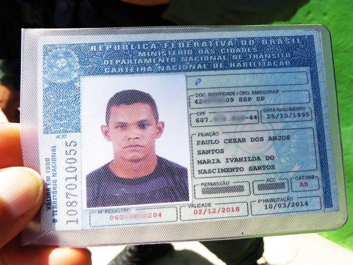 Polícia prende dupla em motocicleta com CNH falsa e droga