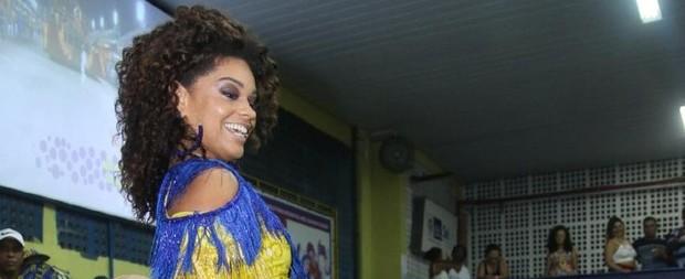 Juliana Alves esbanja boa forma no ensaio da Unidos da Tijuca