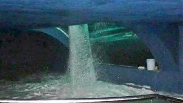 Tanque gigante de aquário se rompe no México