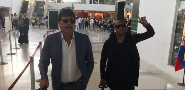 Andres "Manga" Escobar (direita) com seu empresário a caminho do Rio (Crédito: Reprodução)