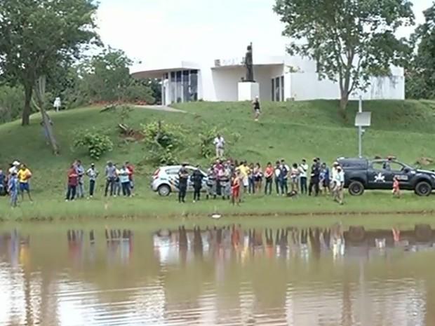 Mulher morre afogada após nadar em lago proibido
