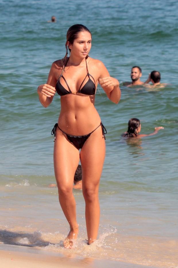 Carolina Portaluppi em praia