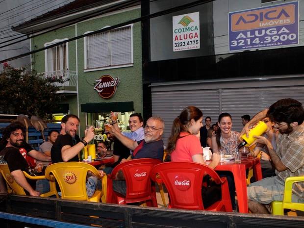 Restaurante está buscando a liberação de licença para usar a calçada (Crédito: Reprodução)