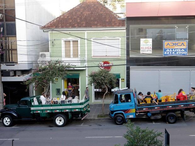 Restaurante está buscando a liberação de licença para usar a calçada (Crédito: Reprodução)