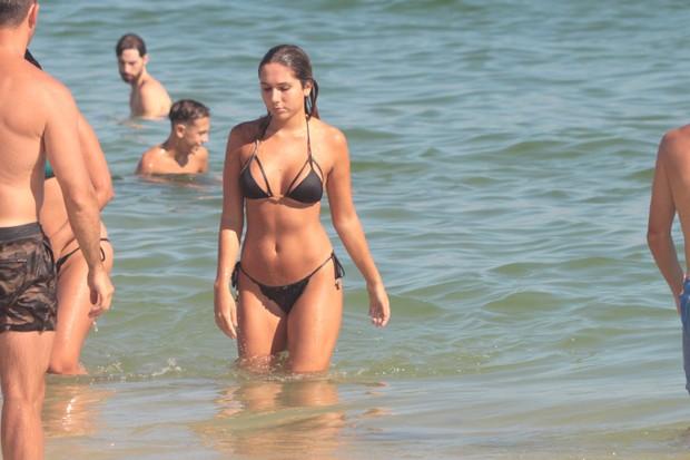 Carolina Portaluppi em praia