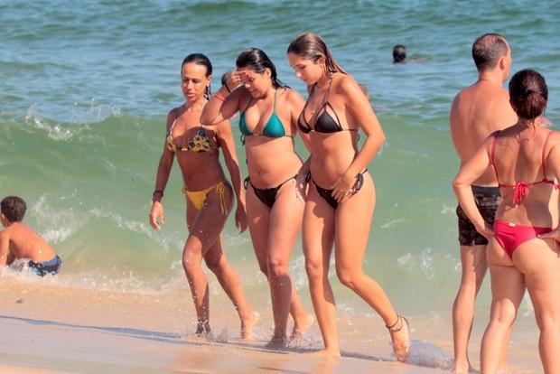 Carolina Portaluppi em praia