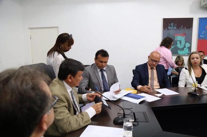 Governador Wellington Dias ao lado dos secretários