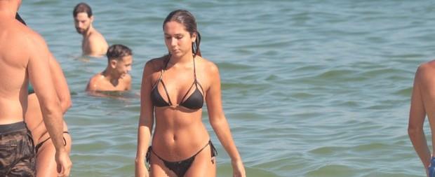 Carolina Portaluppi mostra suas belas curvas em praia carioca