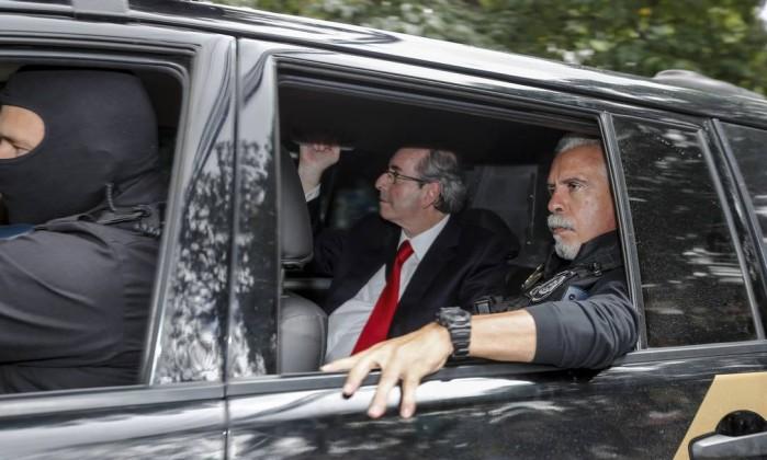 O ex-presidente da Câmara e deputado cassado, Eduardo Cunha (PMDB-RJ), chega para prestar depoimento à Justiça Federal em Curitiba (Crédito: O Globo)