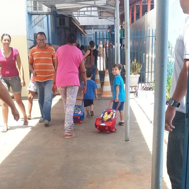 Ex-BBB mostra filhos indo para a escola pública