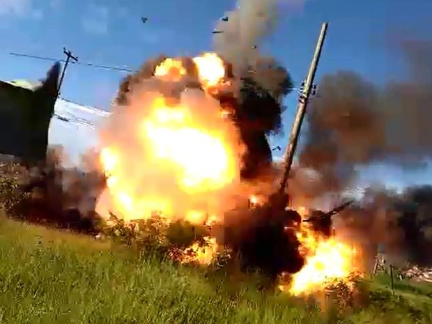 Parte de cima do veículo foi arremessada após a explosão, em Campinas (Crédito: Reprodução)
