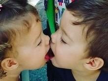 Piovani posta foto dos filhos gêmeos se beijando na boca: 'Bom dia'