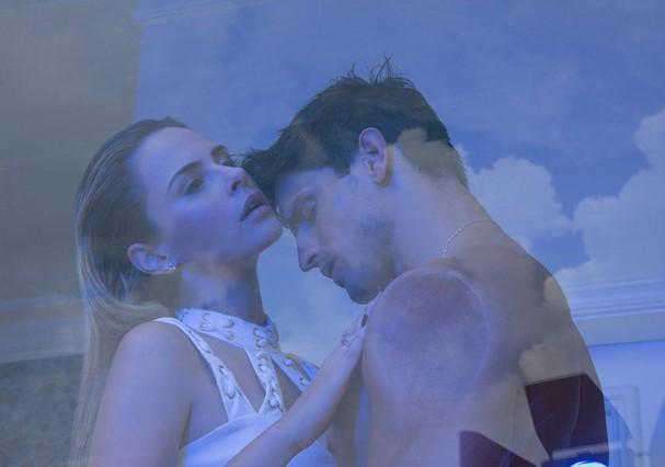 Ana Paula posa com modelo Miro Moreira
