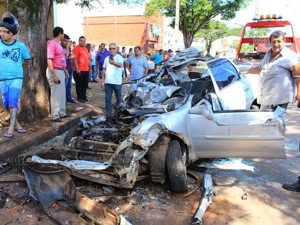 O carro ficou totalmente destruído