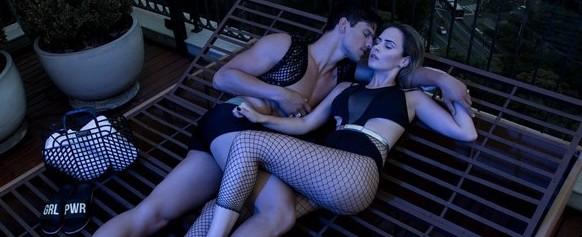 Ana Paula Renault exibe curvas em ensaio sexy ao lado de modelo