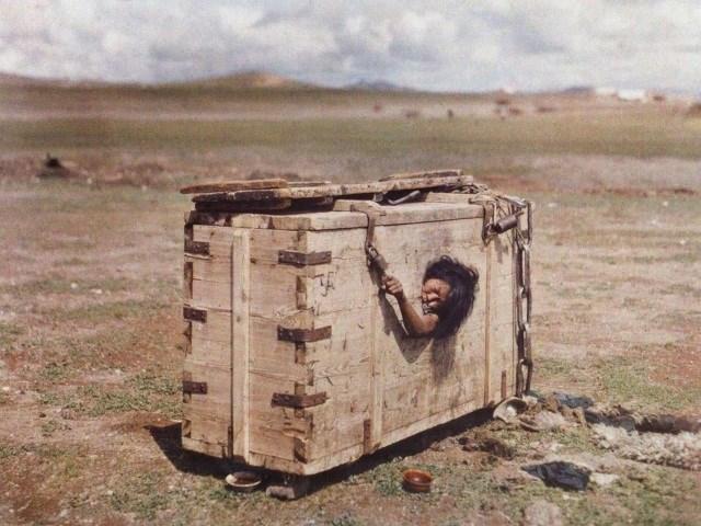 Mulher tentando escapar de sua tumba (Crédito: Reprodução)
