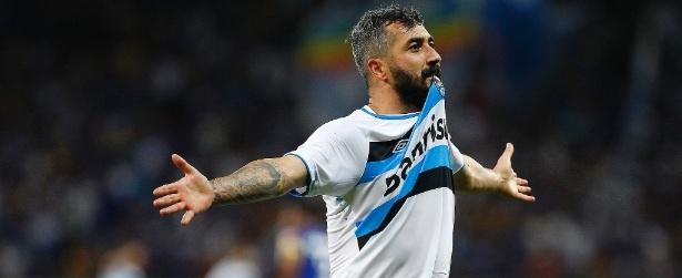 Douglas rompe ligamentos e desfalca o Grêmio por seis meses