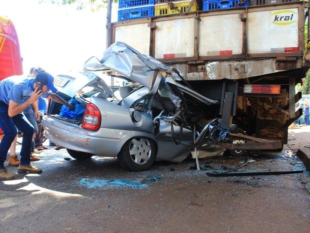 Carro foi parar embaixo de caminhão