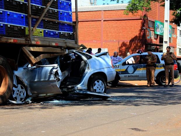 Carro foi parar embaixo de caminhão
