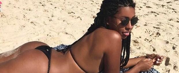 Irmã de Gracyanne Barbosa reforça o bronzeado em dia de praia