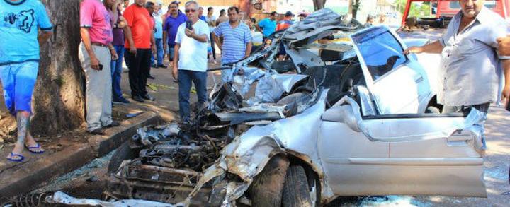 Mulher colide em caminhão parado e fica gravemente ferida; fotos