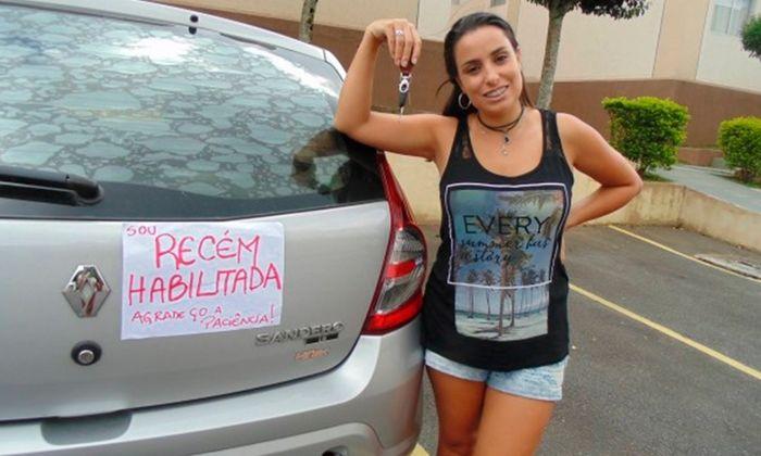 Após tirar carteira, mulher coloca cartaz em carro pede paciência